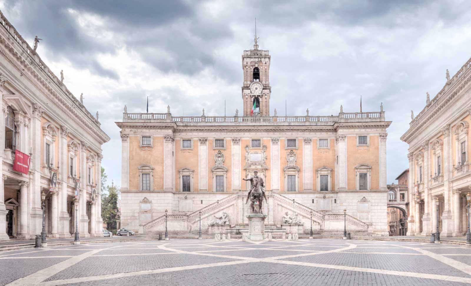 In foto piazza del Campidoglio, a Roma