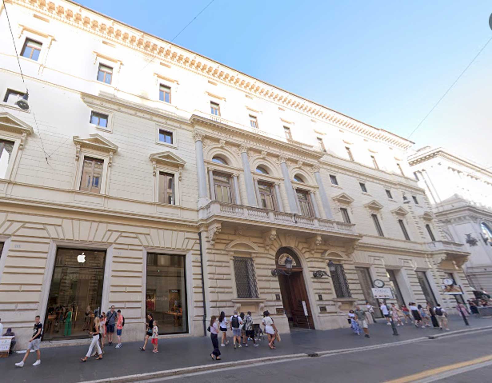 Il palazzo di via del Corso a Roma da cui si sono staccati pezzi di cornicione