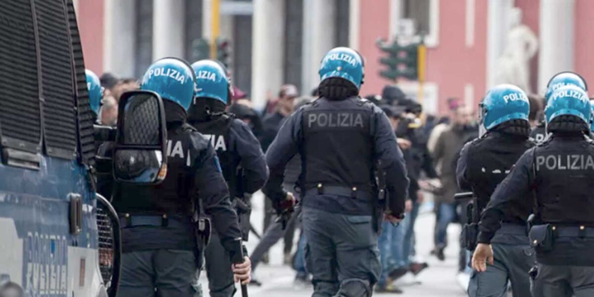 Polizia attorno allo stadio Olimpico di Roma, foto d'archivio