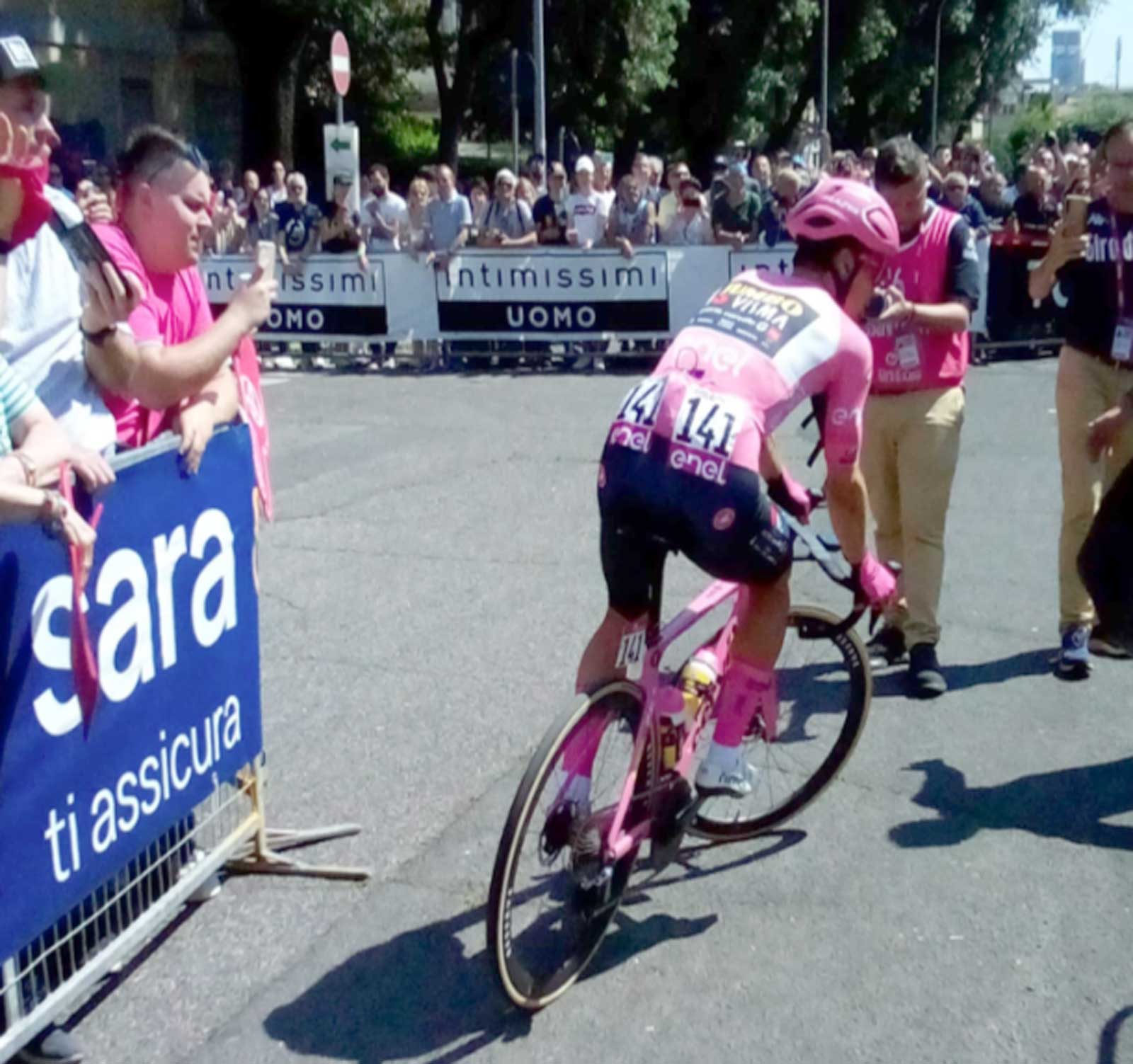 Un corridore al Giro D'Italia che ha toccato Roma nel 2024