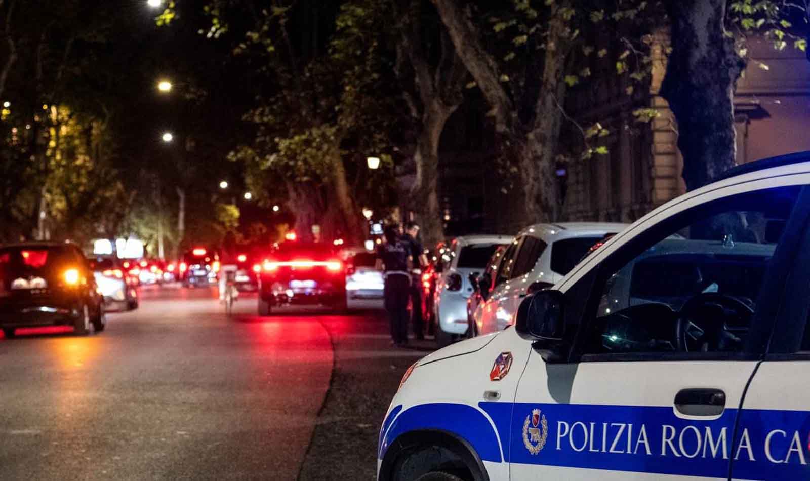 Roma, parcheggiatori abusivi polizia locale in azione