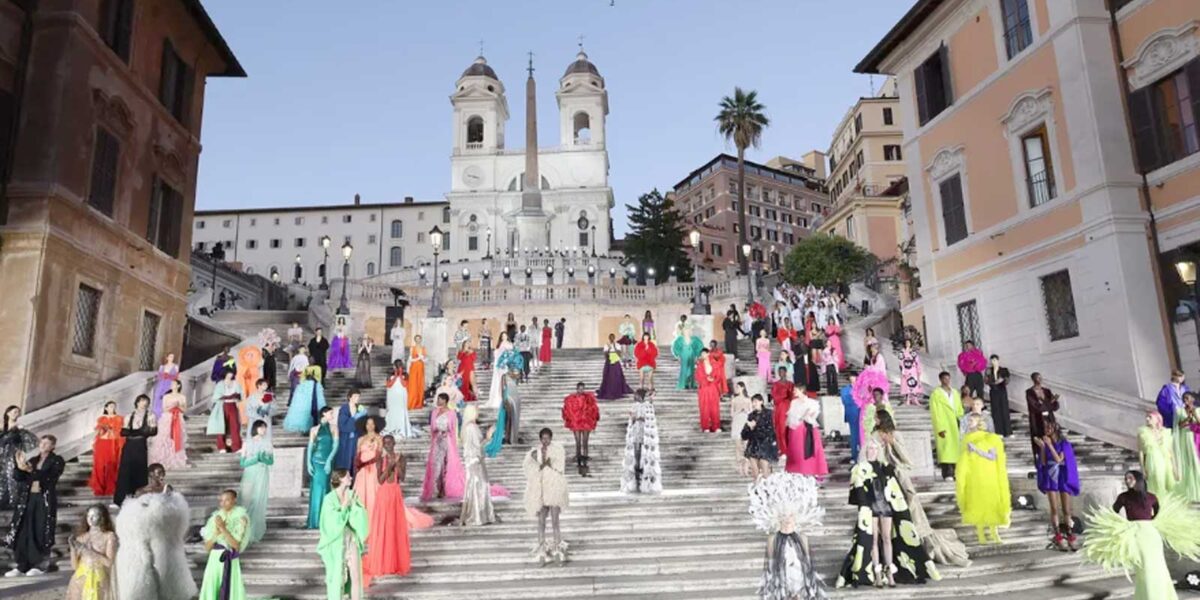 Piazza di Spagna, a Roma, una recente grande sfilata