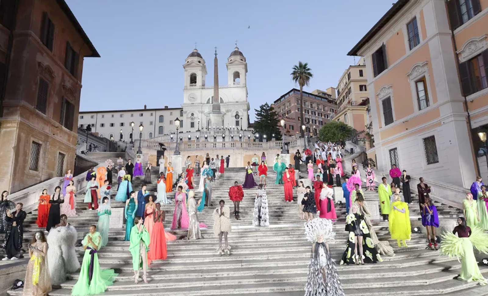 Piazza di Spagna, a Roma, una recente grande sfilata