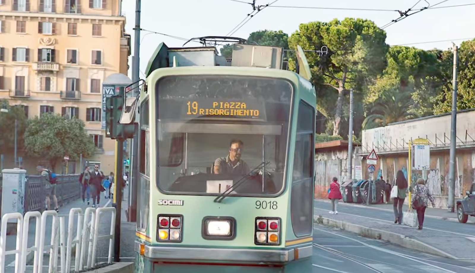 Roma, il tram 19 in azione in centro