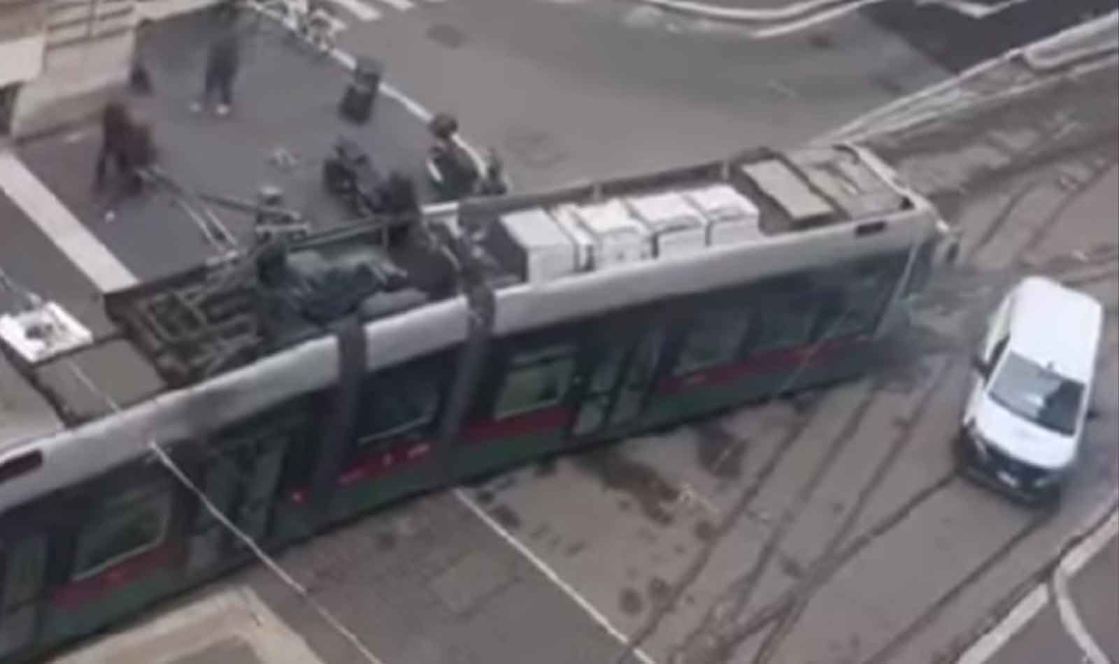 Roma tram Flaminio fermo per parcheggio selvaggio