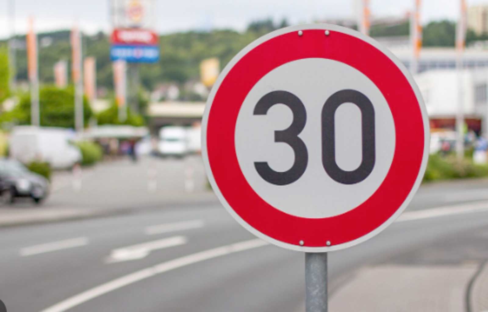 Un cartello che indica i 30 km/h tipico delle zone 30, come quelli in arrivo a Roma - Monteverde