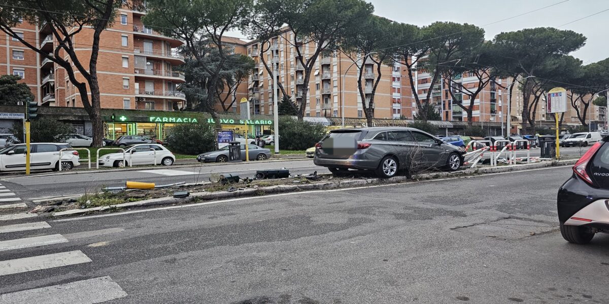 Si schianta contro la fermata del bus a Roma