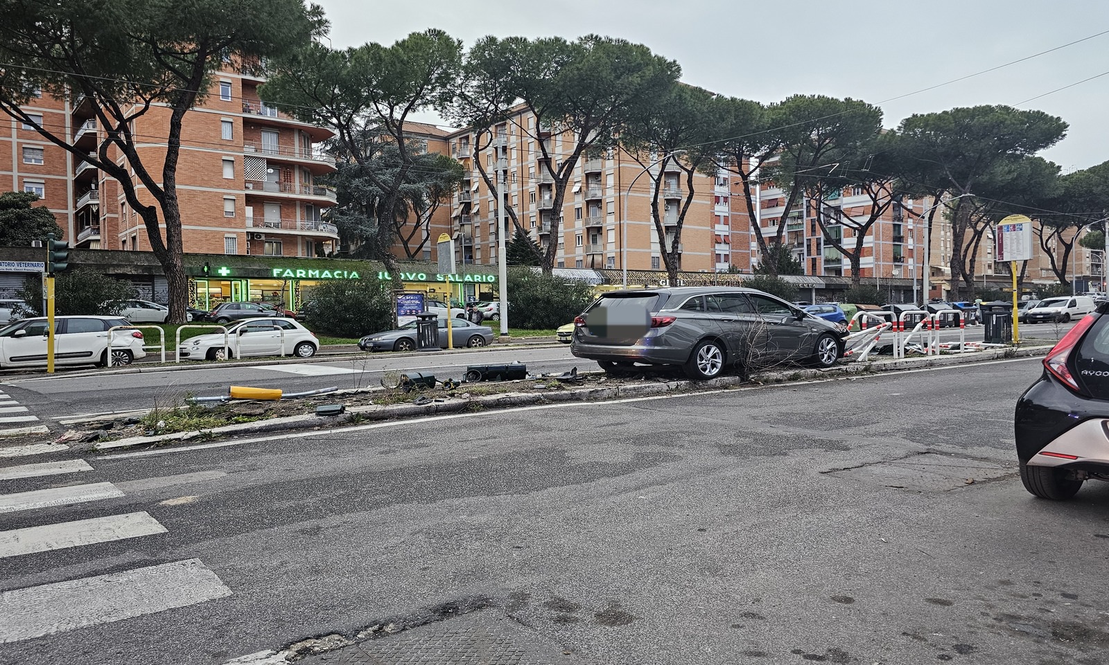 Si schianta contro la fermata del bus a Roma