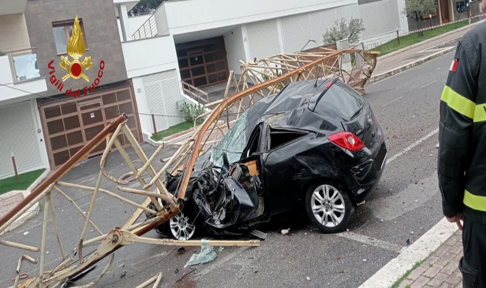 Auto distrutta dopo crollo gru