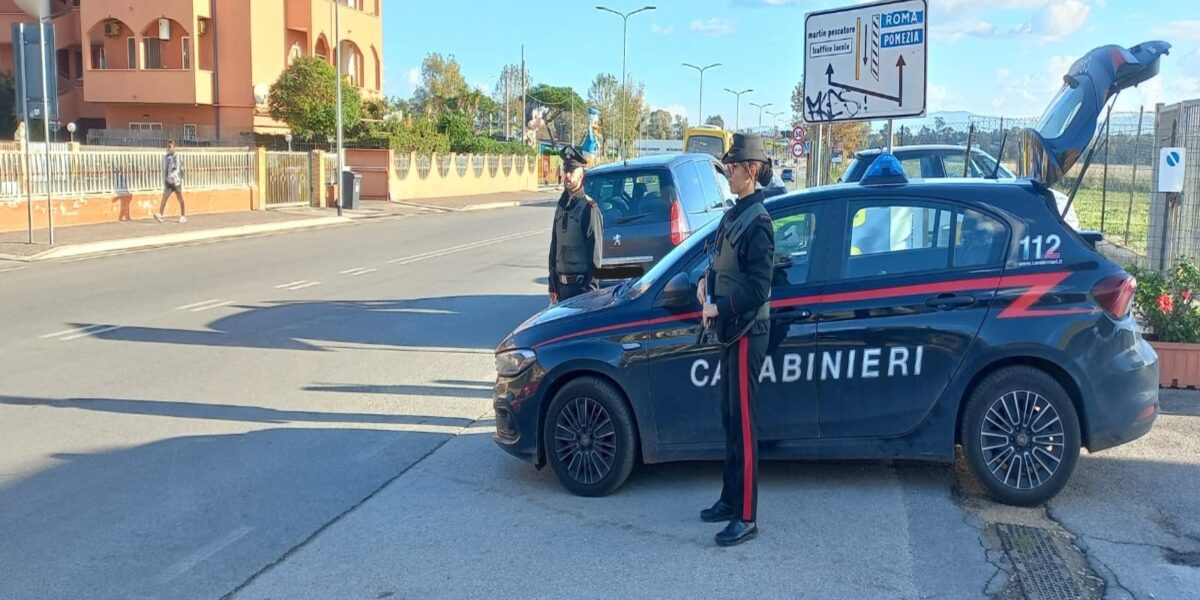 Carabinieri che scoprono piazza di spaccio a Pomezia