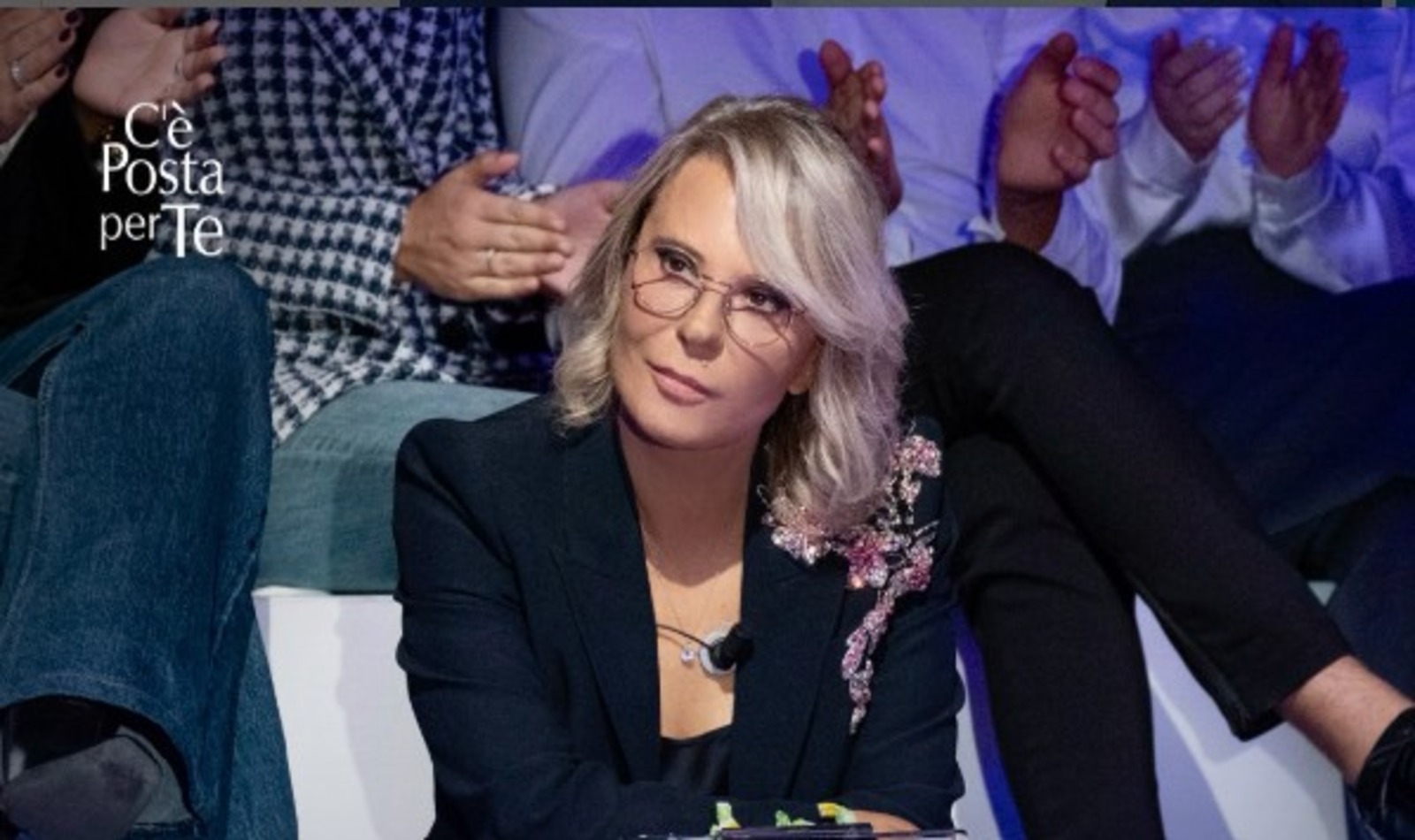 Maria De Filippi che conduce C'è Posta per te