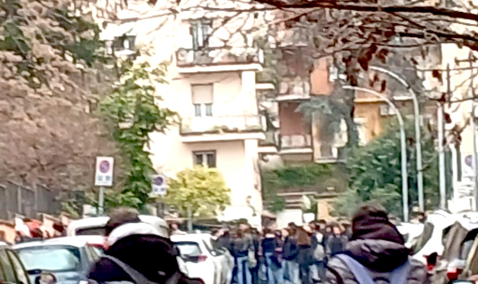 Studenti in protesta a Roma davanti al Liceo Manara