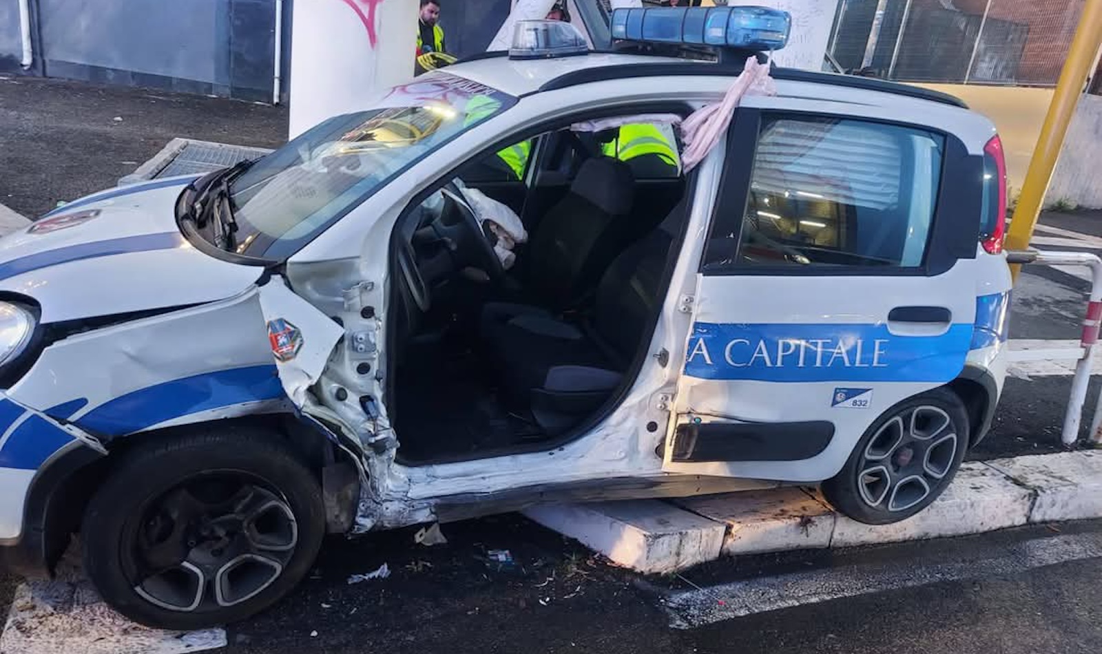 incidente via Casilina tra Audi e auto della polizia locale