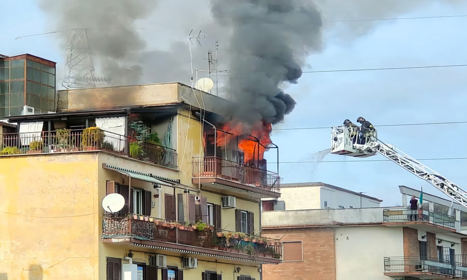 Incendio in appartamento a Labaro