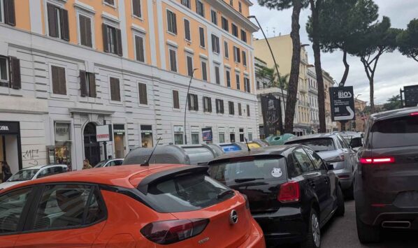 Roma, Appia cassonetti auto in doppia fila