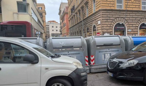 Roma, Appia: cassonetti e auto in doppia fila