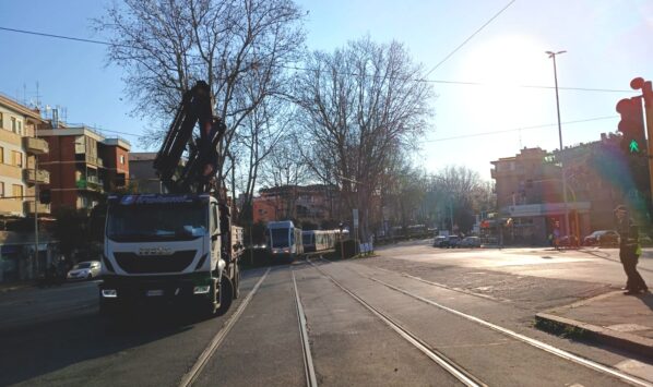 Tram 8 - camion aggancia i fili