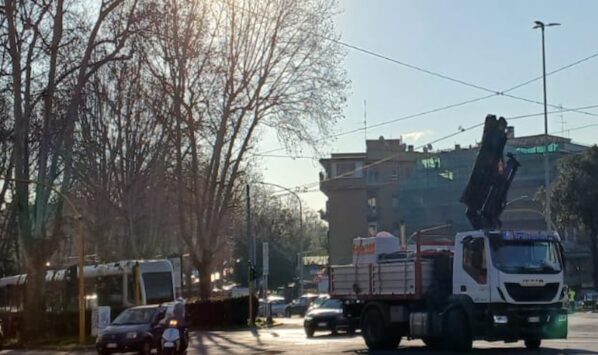 camion aggancia i fili del tram - www.7colli.it