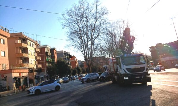 camion aggancia i fili del tram