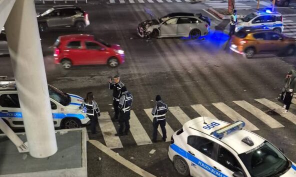 incidente via Casilina tra Audi e auto della polizia locale