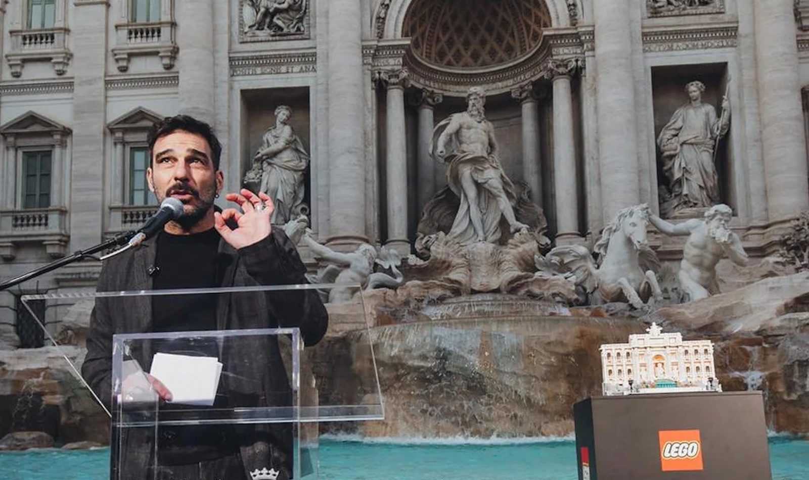 Edoardo Leo e Lego a Fontana di Trevi