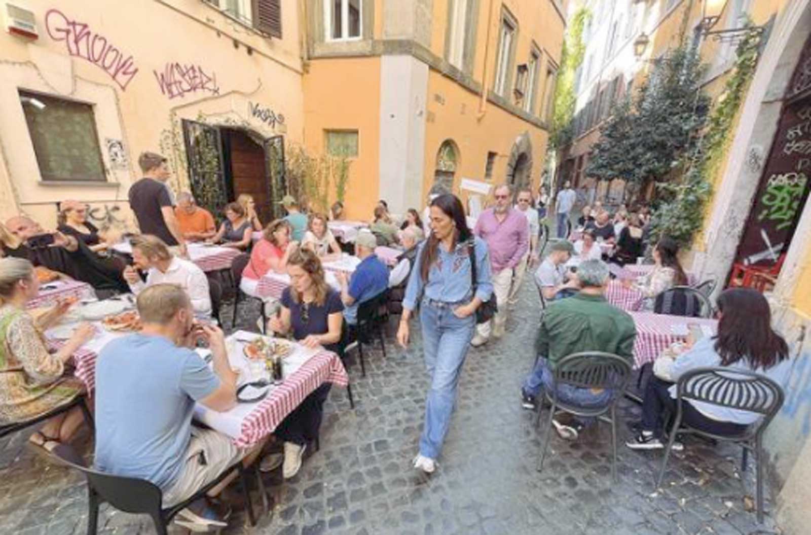 Roma, tavoli di un ristorante in mezzo alla strada, foto Google Maps